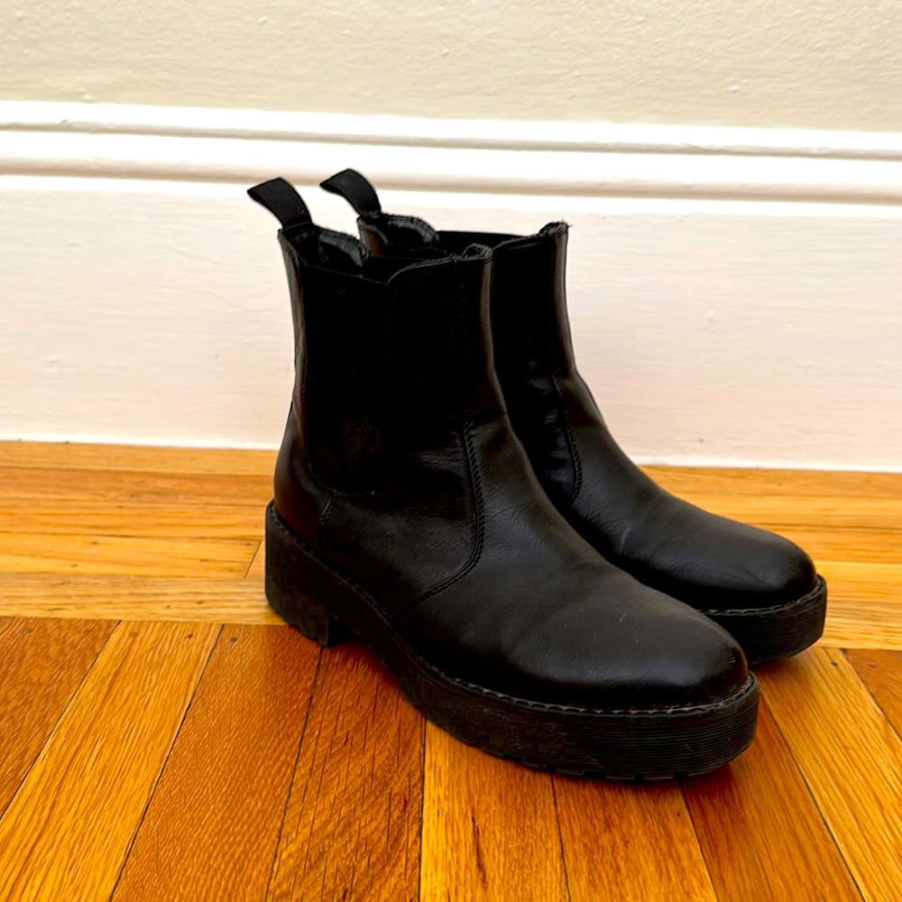 Dirty laundry black boots